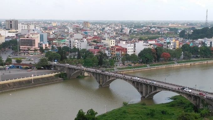 Dòng sông Ka Long đoạn chảy giữa lòng thành phố Móng Cái