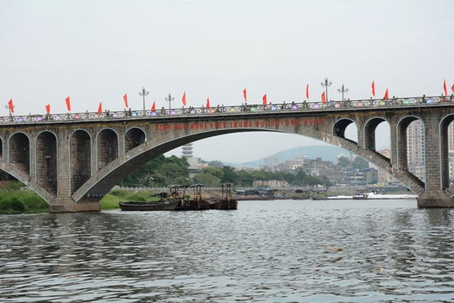 Cầu Ka Long bắc qua con sông Ka Long