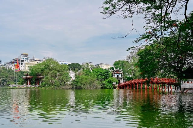 Đảo Ngọc nằm ở phía bắc hồ, nơi đặt đền Ngọc Sơn và được nối với đất liền bởi cầu Thê Húc