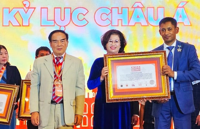 Tổ chức Kỷ lục châu Á trao chứng nhận kỷ lục cho PiNi