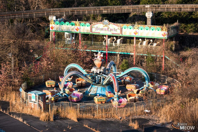 Vào đầu những năm 2000, sự xuất hiện của một công viên giải trí nổi tiếng khác khiến cho Nara Dreamland bị lãng quên hoàn toàn