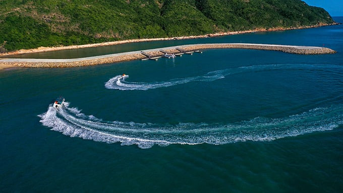 Biển Hải Giang có dòng nước xanh, sóng êm tạo điều kiện phát triển nhiều hoạt động du lịch biển