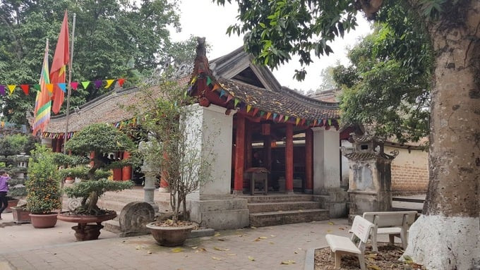 Đền Và (còn gọi là Đông Cung), tọa lạc tại phường Trung Hưng, thị xã Sơn Tây (Hà Nội)