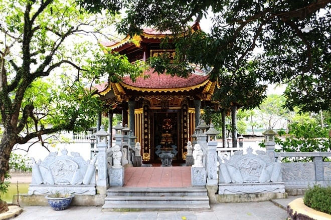 Thủy đình của chùa được dựng giữa một hồ sen bên trong thờ Phật bà nghìn mắt nghìn tay