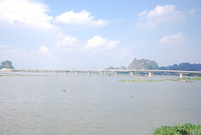 Cầu Trường Yên qua sông Hoàng Long
