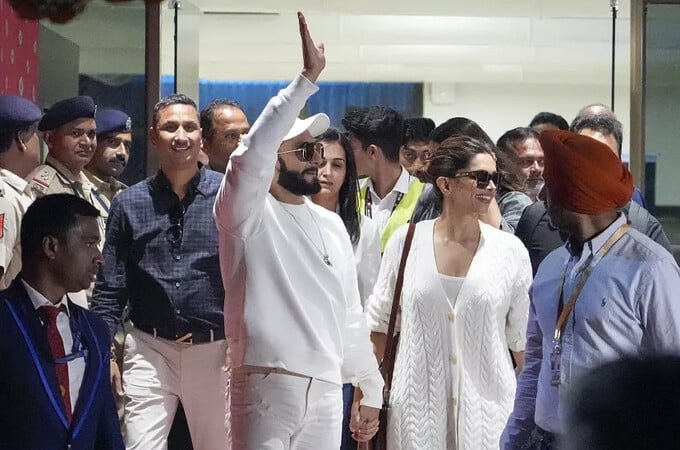 Ngôi sao Bollywood Ranveer Singh (trái) và Deepika Padukone đến sân bay để tham dự lễ kỷ niệm trước đám cưới