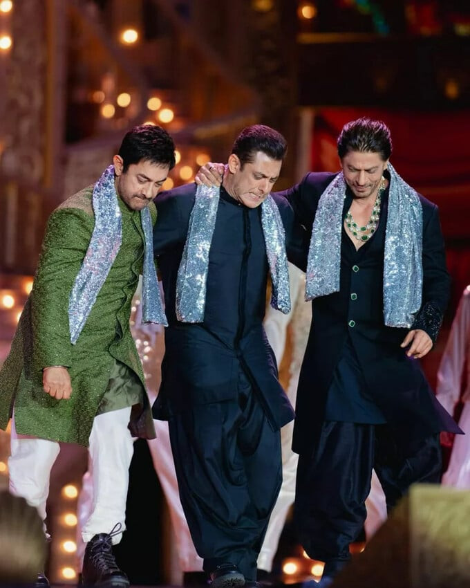Các ngôi sao Bollywood Amir Khan, Salman Khan và Shah Rukh Khan biểu diễn tại bữa tiệc trước đám cưới của Anant Ambani