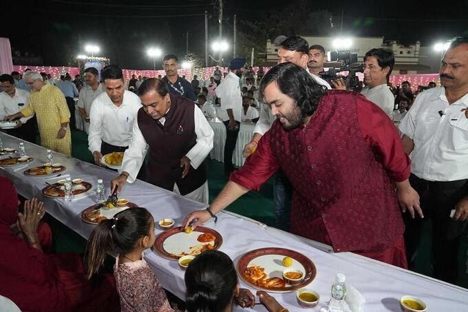 Tỷ phú Mukesh Ambani cùng con trai đến tiếp đãi các vị khách tại dịch vụ ăn uống cộng đồng để nhận những lời chúc phúc từ người dân cho đám cưới
