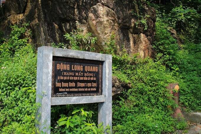Động Long Quang còn có tên gọi khác là hang Mắt rồng