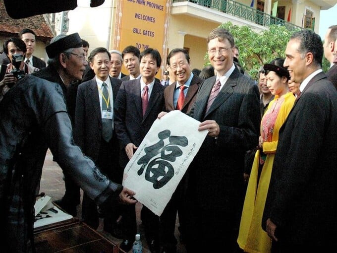 Ông đồ Việt Nam tặng thư pháp cho Bill Gates