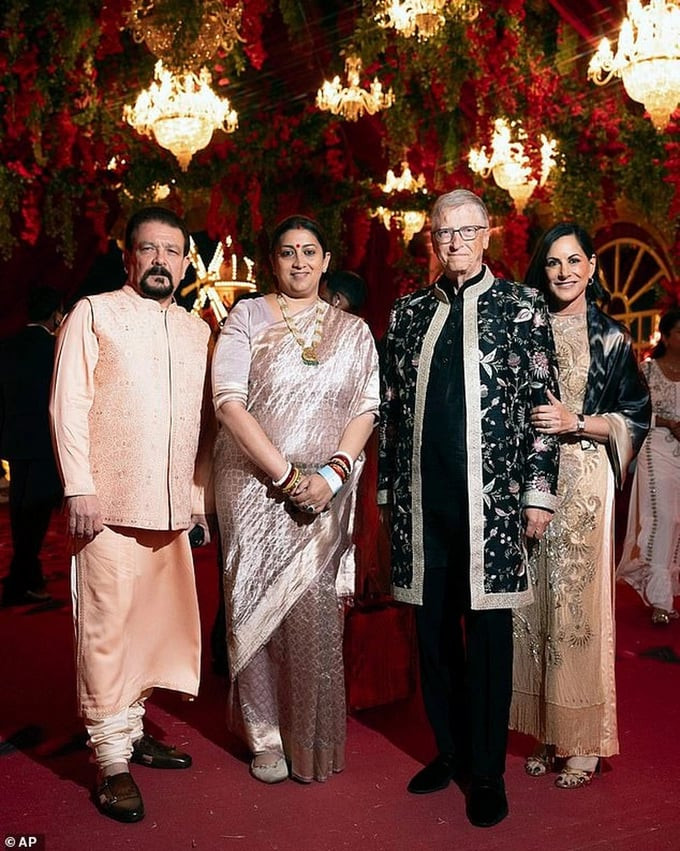 Tỷ phú Bill Gates và bạn gái Paula Kalupa đã tham dự bữa tiệc trị giá lên tới 120 triệu USD để mừng con trai tỷ phú Mukesh Ambani chuẩn bị kết hôn