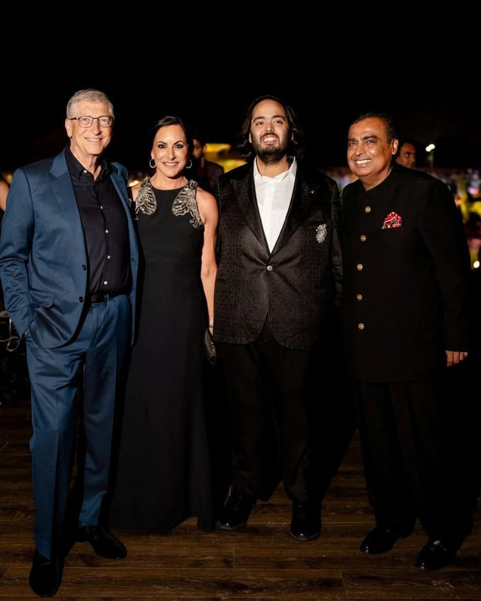 Từ trái sang phải: tỷ phú Bill Gates, bà Paula Hurd, doanh nhân Anant Ambani, tỷ phú Mukesh Ambani