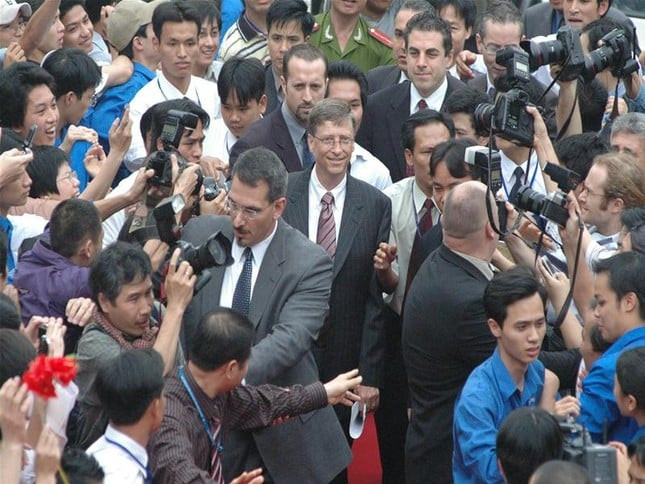 Tỷ phú Bill Gates và các vệ sĩ trước tiền sảnh hội trường C2 Đại học Bách khoa Hà Nội