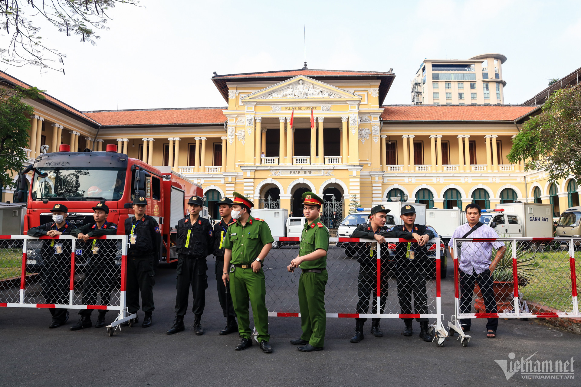 W-van-thinh-phat-nguyen-hue-9714-1.jpg