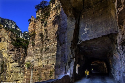 Huy động trai tráng tự tay đào đường hầm nguy hiểm nhất thế giới bằng đục và búa, ngôi làng đổi vận sau 600 năm bị cô lập