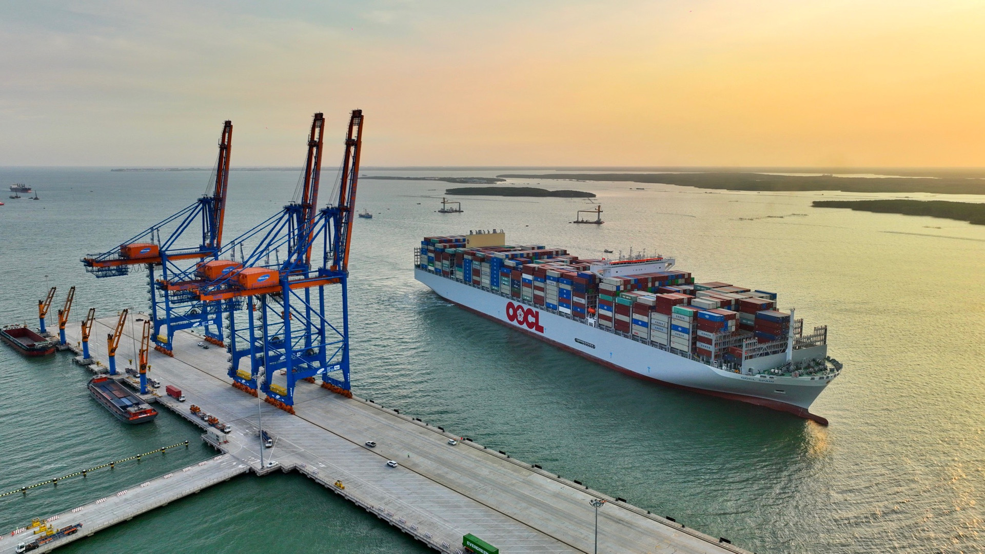 Cảng Gemalink chào đón siêu tàu container OOCL Spain