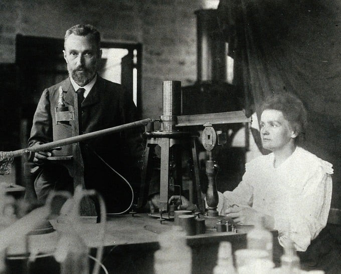 Hai vợ chồng Pierre Curie và Marie Curie