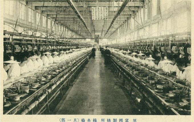 Ban đầu, có 150 máy quay lụa và khoảng 400 công nhân nữ điều hành các máy trong nhà máy