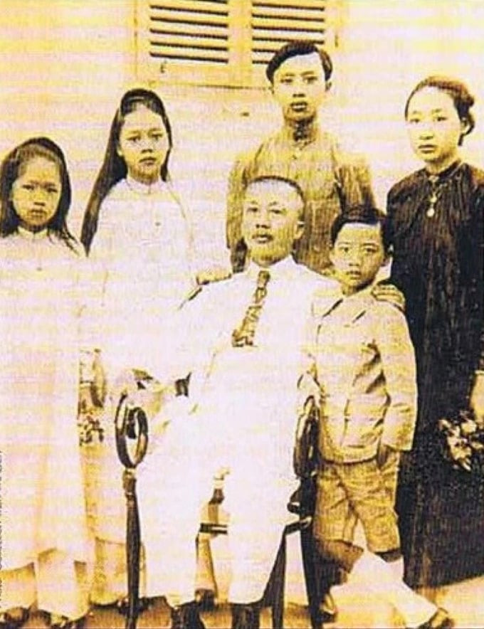 Henriette Bùi Quang Chiêu (thứ hai từ trái sang) bên gia đình năm 1921 tại Phú Nhuận, TP. HCM. Ảnh tư liệu