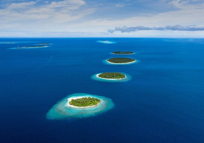 Quốc gia này bao gồm một chuỗi gần 1.200 hòn đảo, trải rộng trên 90.000 km2
