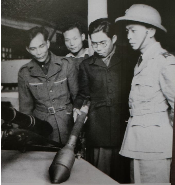 Giáo sư Trần Đại Nghĩa (đeo kính) và Đại tướng Võ Nguyên Giáp (bên phải) tại Triển lãm vũ khí của ngành quân giới năm 1950. Ảnh tư liệu K.M.S