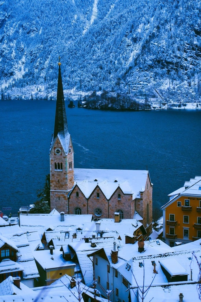 Khung cảnh ngôi làng trắng xóa vào mùa đông