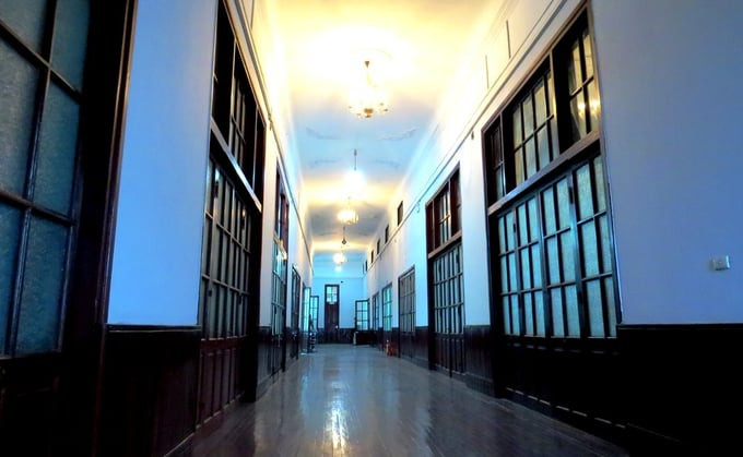 Tại các phòng làm việc ở tầng 2 và tầng 3, cũng như trong hành lang, chân tường, sàn nhà được ốp và lát bằng gỗ lim từ Thanh Hóa