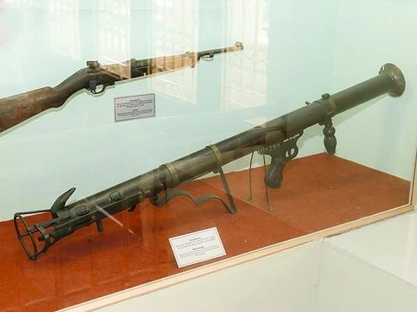 Súng bazooka Cục Quân giới Việt Nam sản xuất năm 1947, trưng bày tại Bảo tàng Lịch sử Quân sự Việt Nam. Ảnh tư liệu