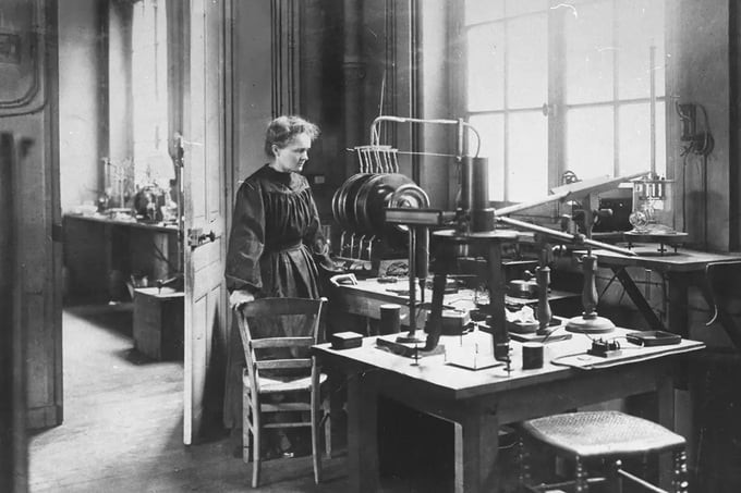 Việc Marie Curie tiếp xúc liên tục với các chất phóng xạ trong một thời gian dài đã gây ra hậu quả nghiêm trọng cho sức khỏe của bà
