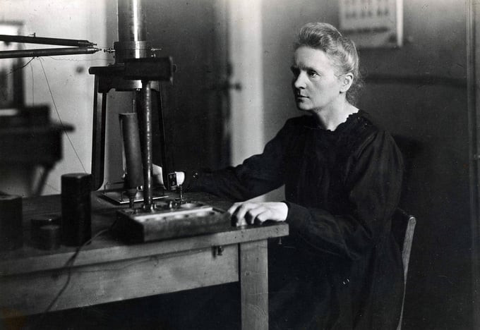 Khi Marie Curie qua đời, thi thể của bà bị nhiễm phóng xạ với mức độ cao đến mức bà phải được an nghỉ trong một chiếc quan tài lót chì