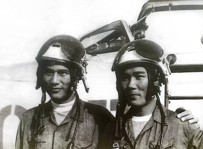 Anh hùng LLVTND Nguyễn Đức Soát (bên trái) trong một tấm ảnh cũ