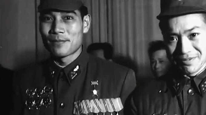 Trung tướng Nguyễn Đức Soát (bên trái)