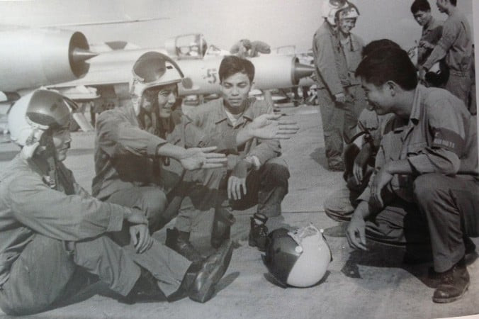 Nguyễn Đức Soát (thứ 2 từ trái sang) đang trò chuyện cùng đồng nghiệp