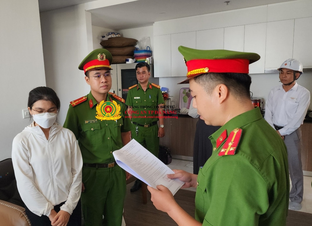 Phòng Cảnh sát kinh tế Công an thành phố Đà Nẵng tống đạt các quyết định đối với Đỗ Thị Hà Xuyên