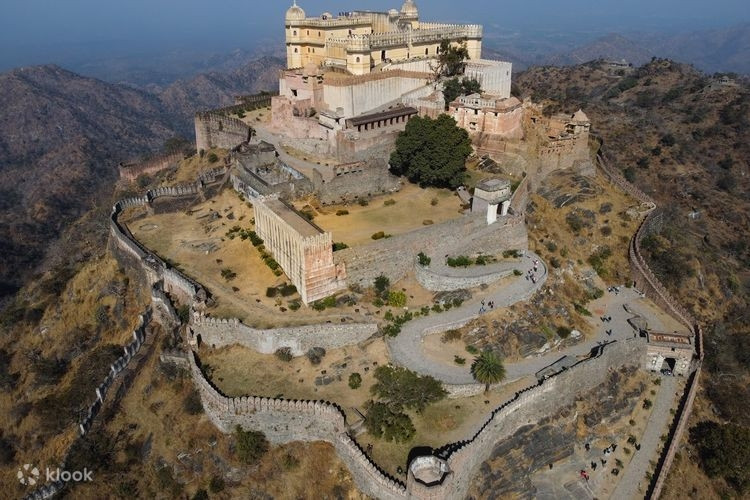 Pháo đài 700 năm tuổi nằm trên 13 đỉnh đồi, có gần 360 ngôi đền cổ, được công nhận là Di sản Thế giới