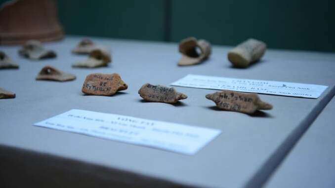 Hiện vật đá được tìm thấy trong 2 ngôi mộ cổ hoặc ở các vị trí xung quanh