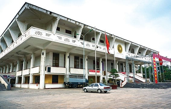 Bảo tàng Hùng Vương nằm trên đường Trần Phú, thành phố Việt Trì (Phú Thọ)
