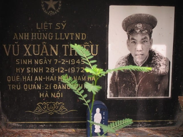 Mộ gió của liệt sĩ Vũ Xuân Thiều (Đặng Vương Hưng chụp tại nghĩa trang Văn Điển - Hà Nội)