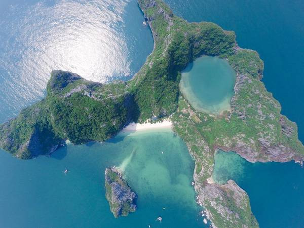 Đảo Bái Đông (đảo Mắt Rồng) nằm ở rìa phía nam của Di sản thiên nhiên thế giới vịnh Hạ Long