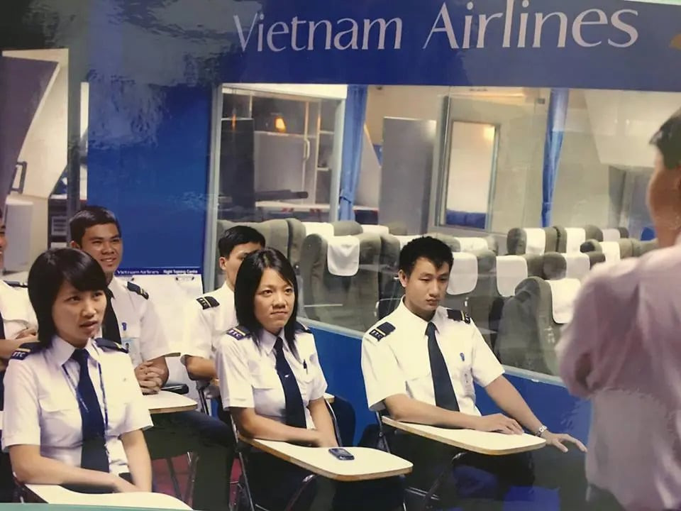 Nguyễn Ly Hương (ngoài cùng bên trái ảnh) đến với nghề phi công một cách đầy bất ngờ