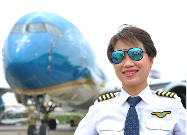 Chị Hương trở thành một trong 2 nữ phi công Việt Nam đầu tiên vào cuối năm 2008