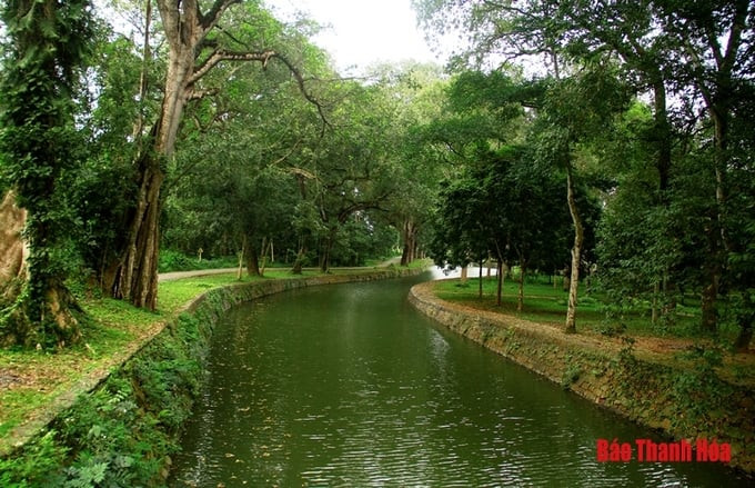 Ven dòng sông Ngọc uốn quanh khu lăng tẩm, những cây gỗ khổng lồ thân phủ đầy rêu phong đã tạo ấn tượng cho du khách về đây