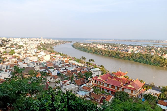 Sông Ba còn gọi là sông Đà Rằng bắt nguồn từ đỉnh núi Ngọc Rô (Kon Tum), ở độ cao 1.549m so với mặt nước biển