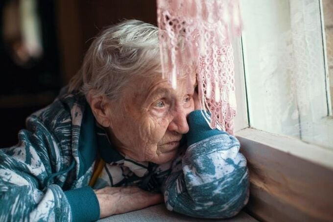 Đã 70 tuổi, đau ốm liên miên nhưng bà vẫn phải làm rất nhiều việc nhà.