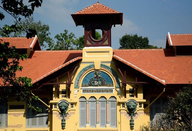 Giống như nhiều ngôi trường cổ khác, các tòa nhà của Đại học cũng được sơn theo tông màu vàng cổ điển