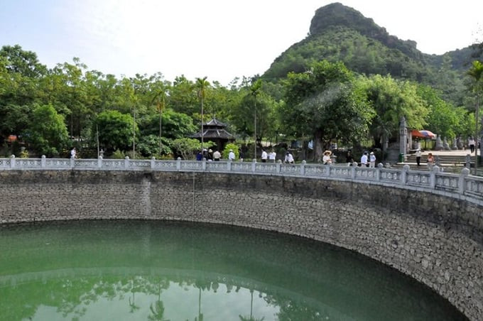 Tháng 12/2007, Trung tâm sách kỷ lục Việt Nam đã cấp bằng xác nhận kỷ lục “Ngôi chùa có giếng lớn nhất Việt Nam” cho Giếng Ngọc – chùa Bái Đính