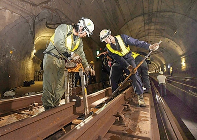 Kỹ sư đường sắt Nhật làm việc bên trong đường hầm Seikan