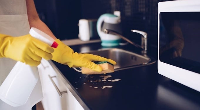 Lau dọn nhà bếp thường xuyên giúp đảm bảo an toàn vệ sinh thực phẩm.