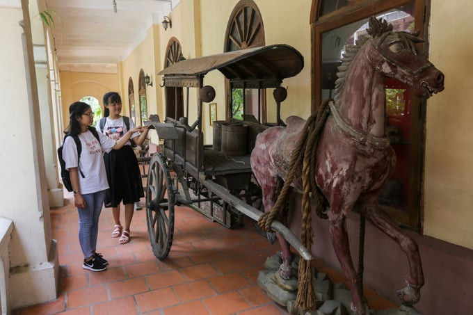 Dọc hành lang bày nhiều vật dụng của nông dân Việt cách đây cả trăm năm như xe ngựa, guồng nước, cối giã gạo, cày, bừa,…