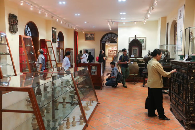 Bên trong là hai gian phòng trưng bày khoảng 2.000 cổ vật của Việt Nam và thế giới